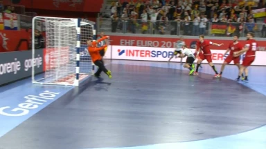 EM 2018: Tschechen-Keeper haut sich den Ball selbst rein
