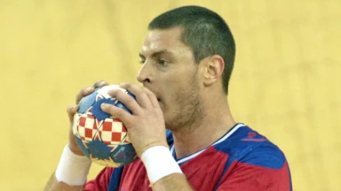 EM 2018: Rot nach zwei Minuten! Serbiens Marsenic fliegt vom Platz