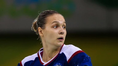 EM der Frauen: Aggressiver Griff ins Gesicht führt zu Roter Karte!