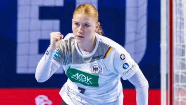 EM der Frauen: Glanzstück! Schmelzer packt Hinter-Kopf-Wurf aus