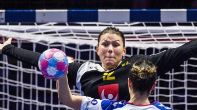 EM der Frauen: Schwedens Torhüterin geht nach Gesichtstreffer zu Boden