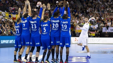 WM der Männer: Direktes Freiwurf-Tor! Serbiens Mosic rollt den Ball über die Mauer