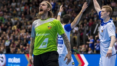 Drei Kopftreffer für Gústavsson! Islands Keeper feiert gehaltene Bälle