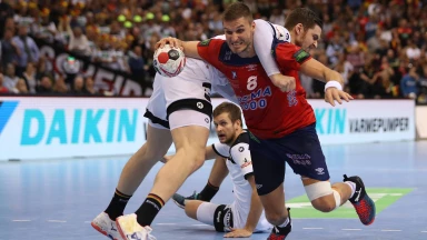 Diskussion um dritte Zeitstrafe! Pekeler sieht im WM-Halbfinale die Rote Karte