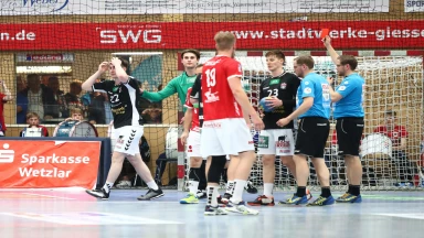 2. Liga: Rudelbildung in Hüttenberg: Rote Karte gerechtfertigt?