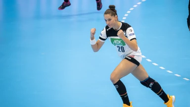 WM der Frauen 2019: Gefühlvoll! Bölk überlistet Serbiens Keeperin mit feinem Heber