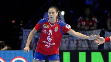 WM der Frauen 2019: Schrecksekunde! Serbin sieht nach Foul an Amelie Berger Rot