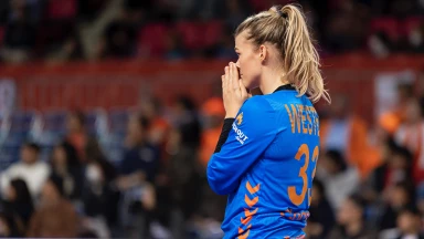WM der Frauen 2019: Kurios! Tess Wester verletzt sich nach Zopf-Treffer