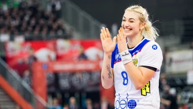WM der Frauen 2019: Russlands Sen überlistet Keeperin mit starkem Heber vom Punkt