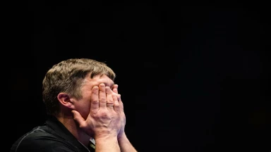 EM der Männer: Voll im Gesicht erwischt! Lettlands Kepper muss ausgewechselt werden