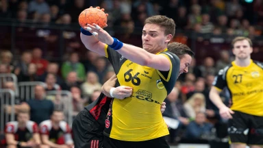 2. HBL: Ringer-Action! Coburgs Zeman erzielt Tor trotz heftigem Tackling