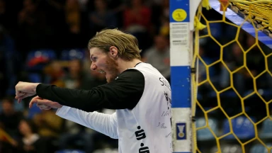 2. HBL: Voller Einsatz! Bietigheims Edvardsson pariert mit dem Kopf