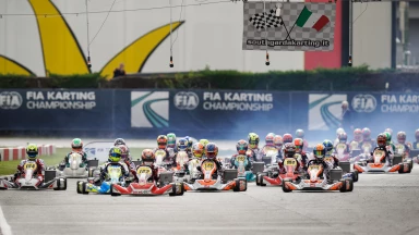 FIA Karting Weltmeisterschaft: Lebensgefährliche Aktion! Fahrer bewirft Kontrahenten mit Kotflügel