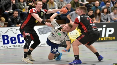2. HBL: Lübbeckes Petreikis glänzt mit sagenhaftem Rückwärtstreffer!
