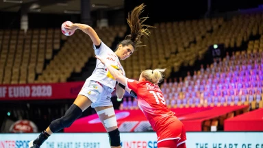 Spaniens Gonzales trifft trotz Foul und zieht Zeitstrafe