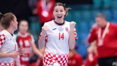 Wuchtiger Alu-Kracher! Larissa Kalaus trifft mit ein bisschen Glück des Pfostens