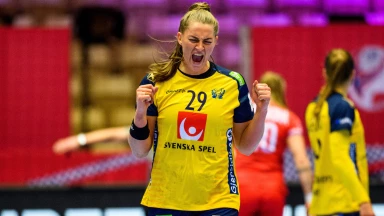 Kracher aus dem Rückraum! Thorleifsdottir wuchtet den Ball aus der Ferne ins Netz