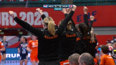 Gefühlvoll! Dortmunds van der Heijden mit einem Zuckerpass gegen Norwegen