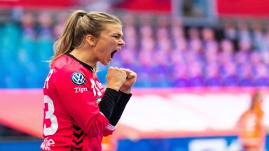 Monsterparade! Tess Wester fährt die Beine aus