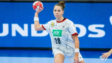 Emily Bölk bedient Julia Behnke mit genialem Pass über das ganze Feld