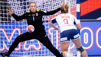 Kroatiens Keeperin fängt Ball und leitet schnelles Gegentor ein