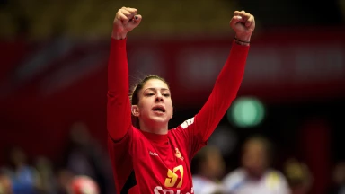 Starker Heber! Montenegros Vukcevic legt Ball lässig über Schwedens Keeperin