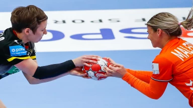 Knaller unter die Latte! Grijseels mit voller Wucht