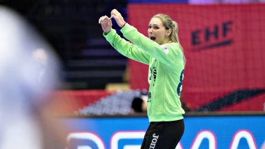 Spektakulär pariert! - Russlands Torhüterin & Player of the Match Kalinina stoppt die niederländische Abwehr