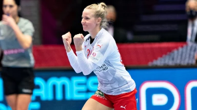 Mega-Anspiel von Norwegens Bidstrup! Im Sitzen per Bodenpass durch die Beine