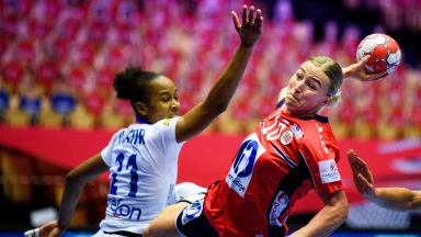 Welthandballerin in Final-Form! Oftedal ganz easy mit dem No-Look-Pass