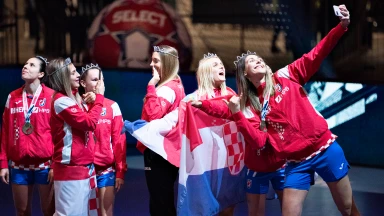 Sehr sympathisch! Kroatinnen und Norwegerinnen feiern zusammen