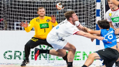 Kurios! Bitter hält gegen Uruguay Wurf aufs leere Tor