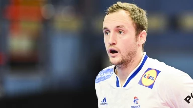 Wie beim Wrestling! Zwei Spieler nach Foul verletzt, aber Bestrafung bleibt aus