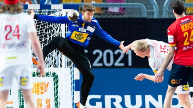 Spaniens Torwart de Vargas kämpft bis zum bitteren Ende und hält diesen dänischen Kracher!