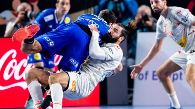 Im Fallen! Porte setzt perfekten Pass über das Spielfeld