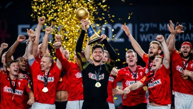 Landin und Co. strecken den WM-Pokal in die Höhe - die komplette Siegerehrung im Video