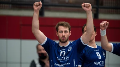2. HBL: Wie macht er den denn? Jasper Bruhn trotz Bedrängnis mit tollem Heber