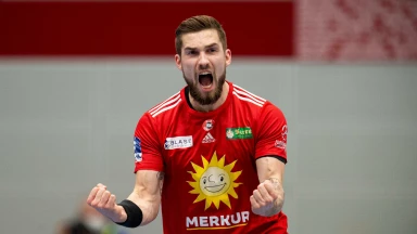 2. HBL: Freche Aktion! Tom Skroblien dreht den Ball durch die Beine
