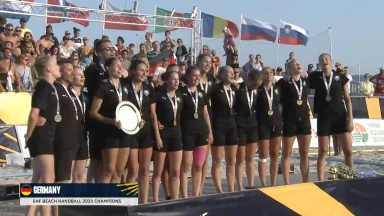 Da ist das Ding! DHB-Frauen bekommen die Schale überreicht!