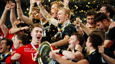 U19-EM: Da ist die Schale! Die Siegerehrung der deutschen U19-Europameister