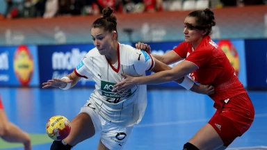 Emily Bölk zischt über die Abwehr - Handball-WM der Frauen 2021