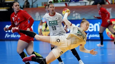 Meike Schmelzer verwandelt nach grandiosem Anspiel von Emily Bölk - Handball-WM der Frauen 2021
