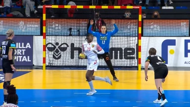 Gegen Deutschland: Kongolesin mit Drehung vor 7-Meter - und trifft!