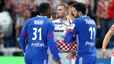 EM 2022: Rudelbildung & blaue Karte! Kroatien zu dritt auf dem Feld