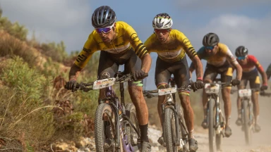 Schweizer Schurter & Forster gewinnen knappes Sprintfinish, Robyn de Groot (RSA)