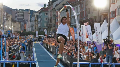 Spektakel bei Stabhochspringen in Innenstadt Innsbruck bei Golden Roof Challenge