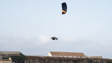 Kitesurfer wirbeln bei der GKA Weltmeisterschaft in Tarifa durch die Luft