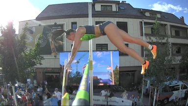 Stabhochsprung-Action in der Innenstadt bei Golden Fly Series 2022 Liechtenstein