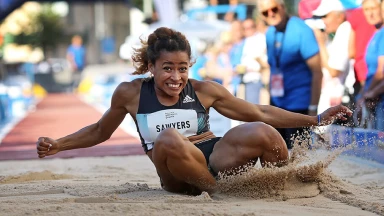 Weitsprung in der Fußgängerzone bei der Golden Fly Series 2022 in Liechtenstein