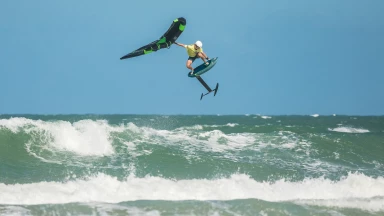 Beste Surf-Freestyle-Bedingungen mit starken Leistungen an Tag 1 - GWA Wingfoil
